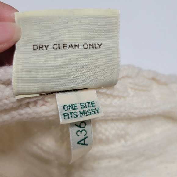 CONEMARA KNITWEAR MERINO WOOL Shawl . - Picture 8 of 9